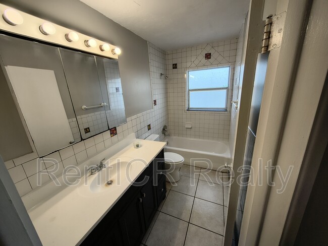 Building Photo - 2128 Riviera Dr