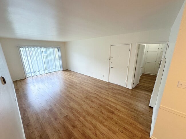 Building Photo - WEST LA: Large & Bright 1 bed/1 bath apart...