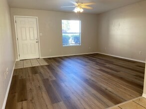 Building Photo - 501 Twin Oaks