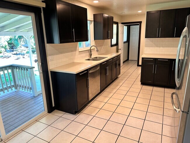Cocina - 1061 SE Clarey Ave