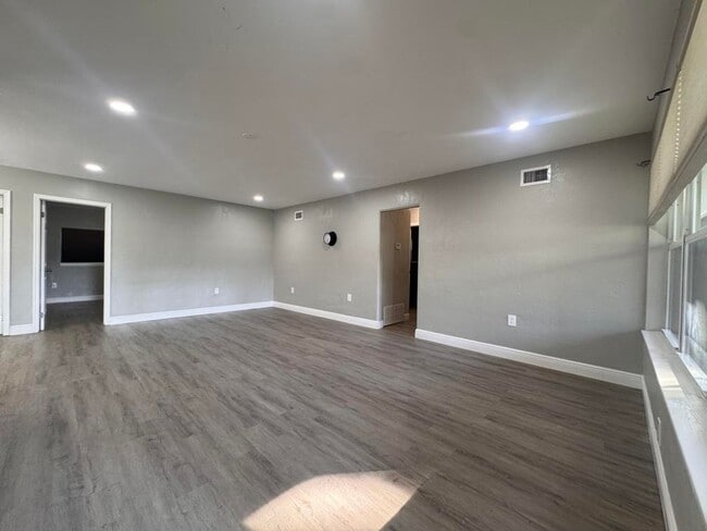 Building Photo - 3/2 with Bonus Room in South Daytona