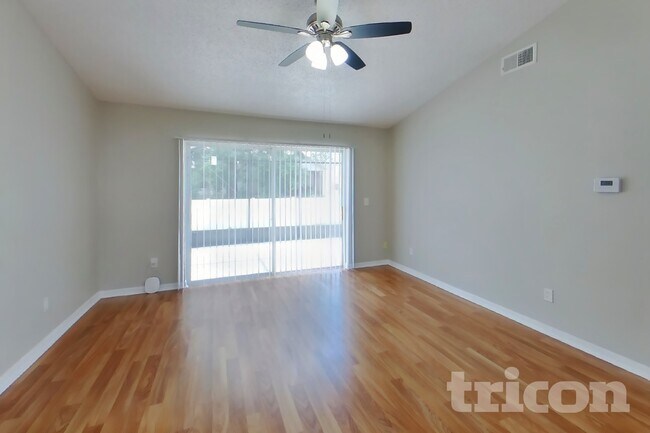 Foto del edificio - 17128 Woodcrest Way
