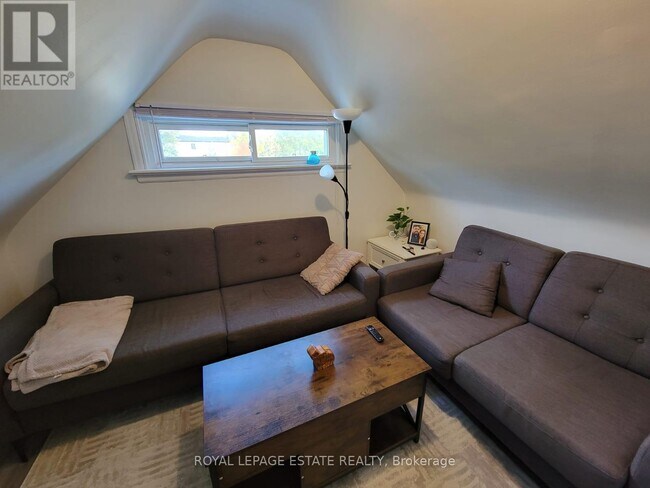 Photo du bâtiment - 13 Pinegrove Ave