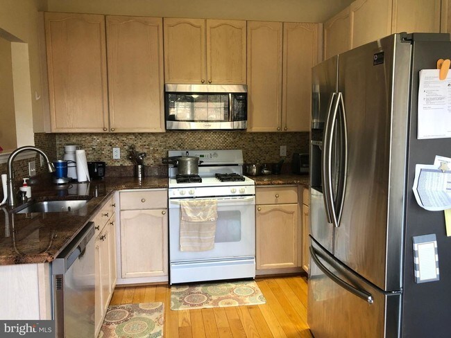 Building Photo - 4035 Hermitage Dr