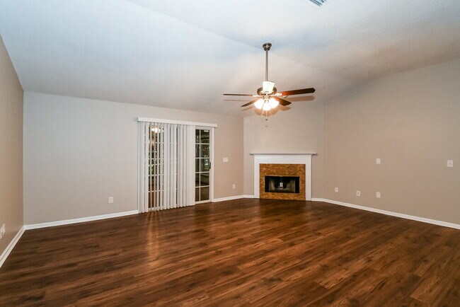 Foto del edificio - 3701 Woodbriar Dr