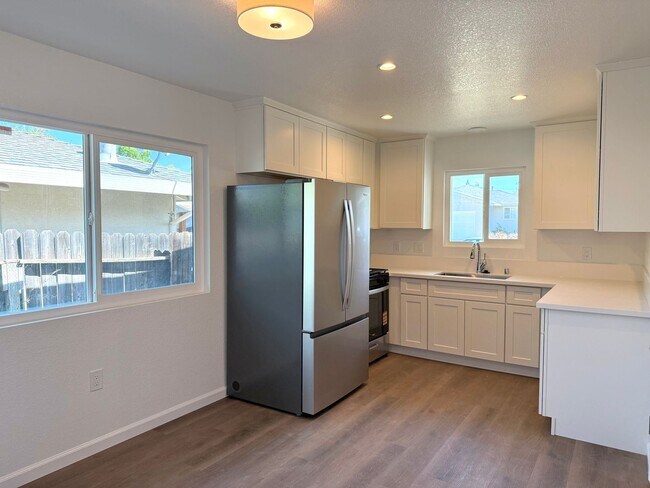 Foto del edificio - Fully Renovated 2 bed 1 bath !!