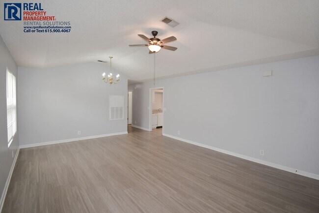 Foto del edificio - Adorable 2bd 2 ba home with fenced in yard and attached garage!