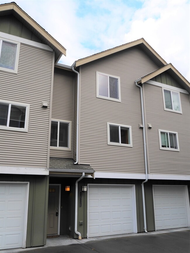 Lovely Lake City 3 Bed Townhome - Lovely Lake City 3 Bed Townhome