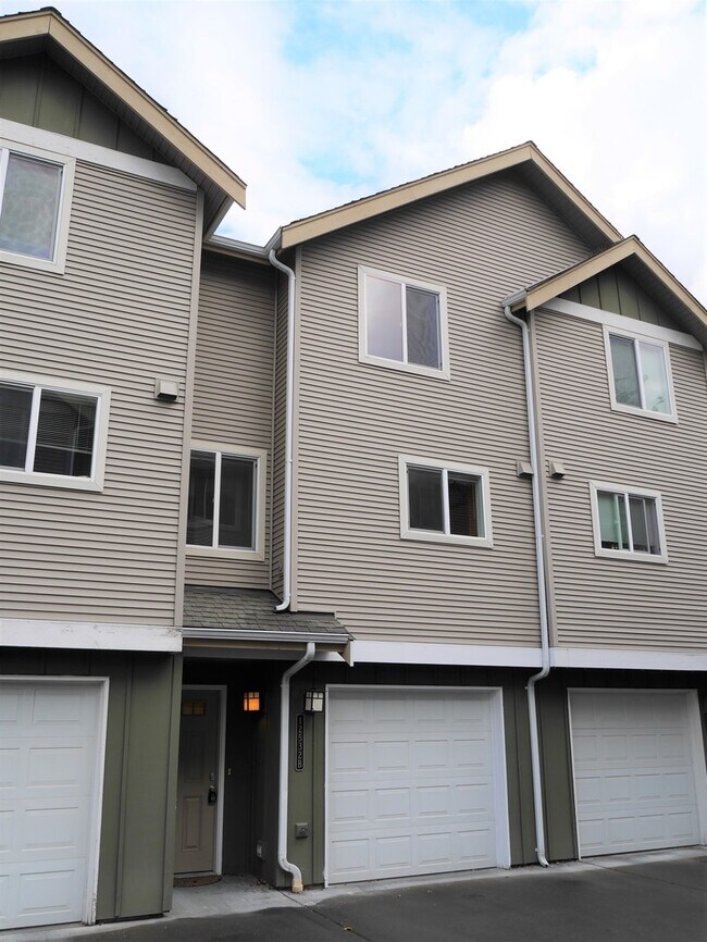 Foto del edificio - Lovely Lake City 3 Bed Townhome