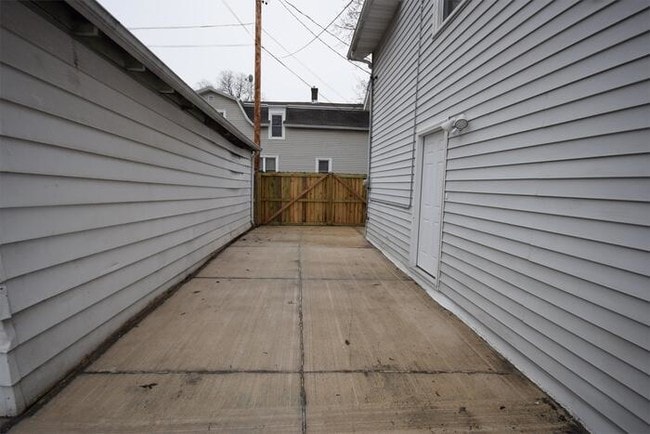 Building Photo - Beautiful 3 Bedroom-Single Family Home