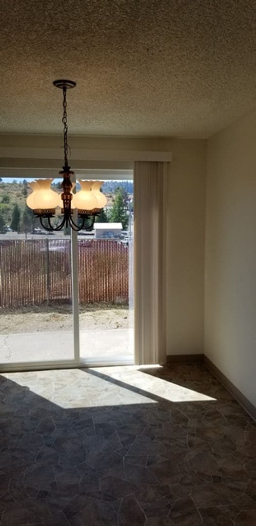 Foto del edificio - End unit in 8-plex complex