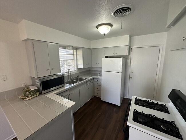Building Photo - 402 Aurelia
