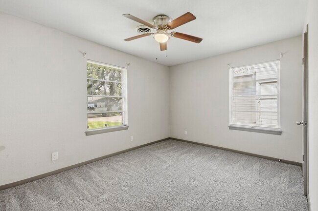Building Photo - 5413 Vae Dr