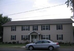 Building Photo - 411 S Oak St