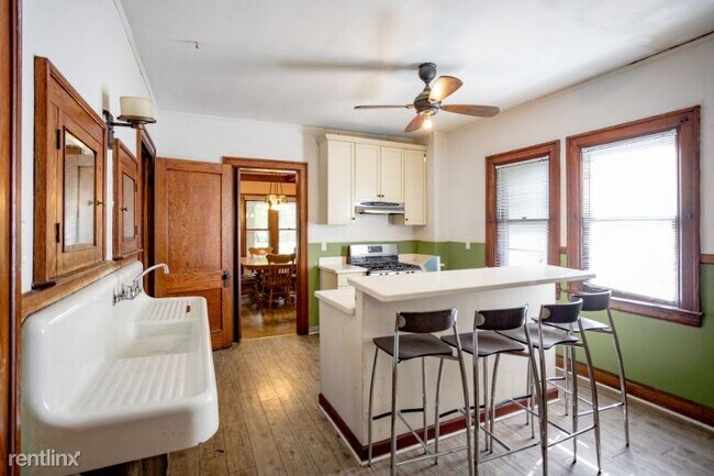 Foto del edificio - 5 br, 2 bath House - 1655 Clark St