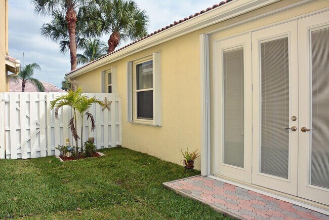 Foto del edificio - 6042 Newport Village Way