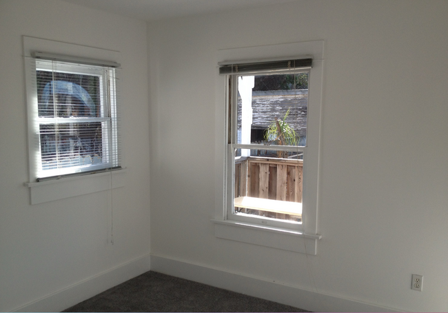 Back of bedroom - 210 Horizon Ave