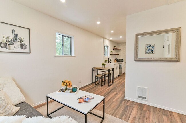 Foto del edificio - Beautiful top floor 1 bedroom 1 bathroom apartment on Lower Queen Anne