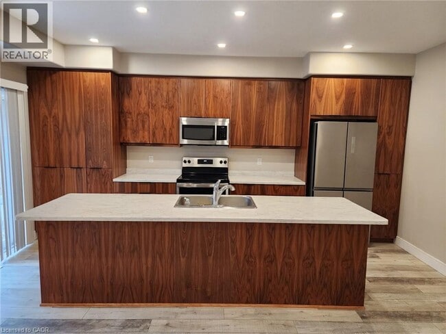 Building Photo - 291 Falcon Dr