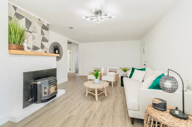 Foto del edificio - 1543 N Harrison Ave