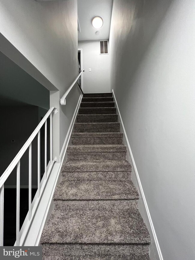 Building Photo - 303 Surry Ln