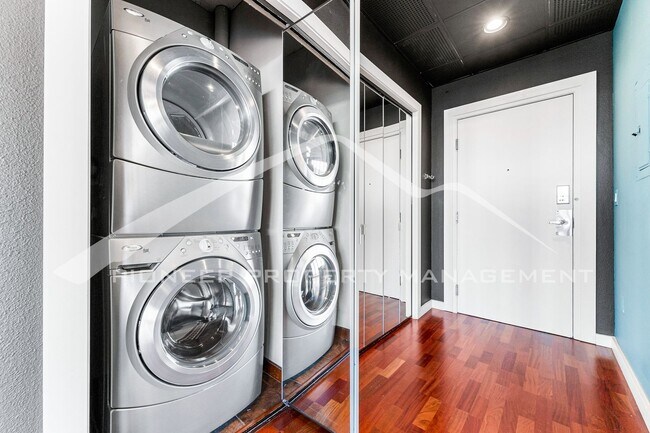 Building Photo - Spacouis Condo with Washer/Dryer and Centr...