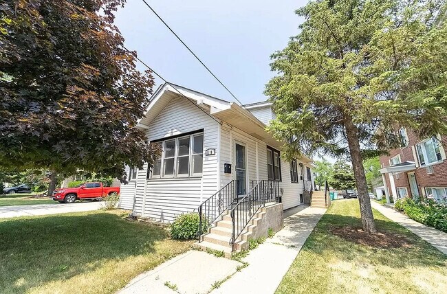 Building Photo - 118 E North Ave