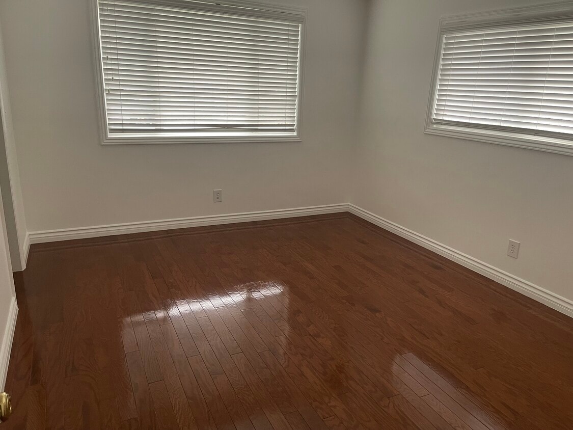 Bedroom - 933 W Huntington Dr