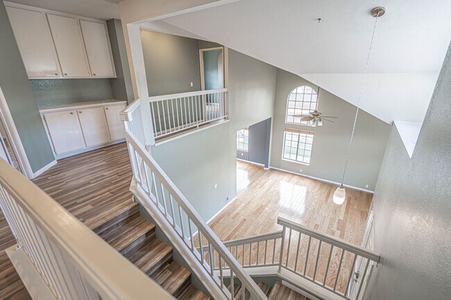 Building Photo - 5 Bedroom Home with Pool in Palmdale.