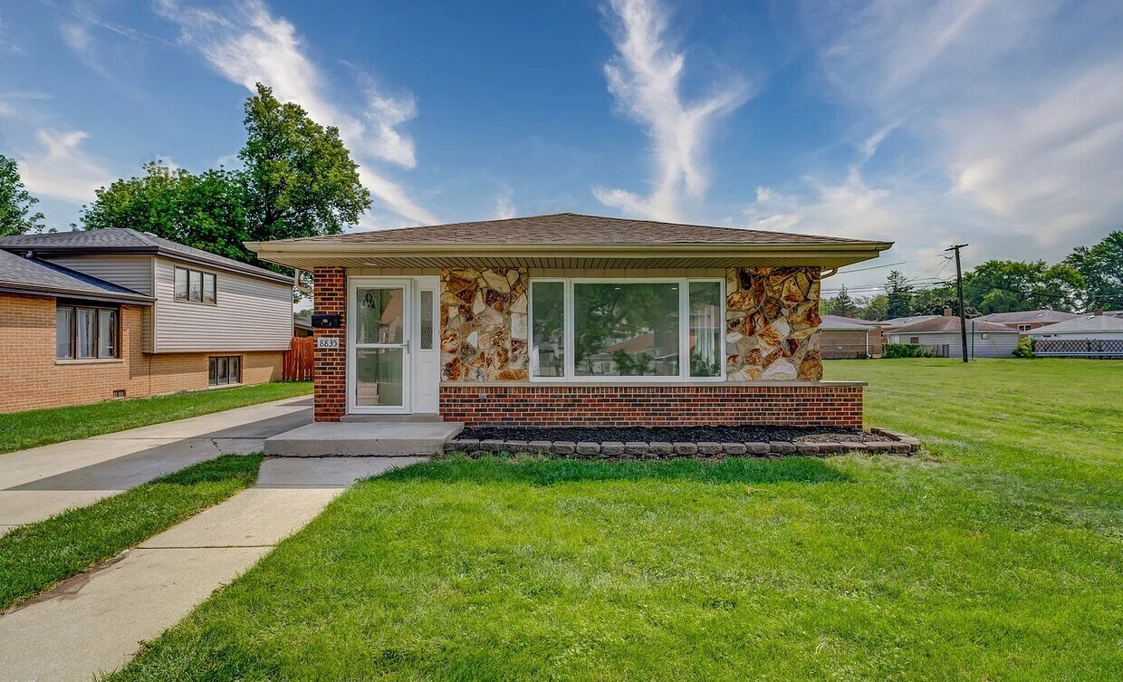 Foto principal - 8835 S California Ave