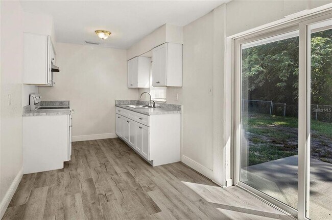 Building Photo - 950 Pearl Dr