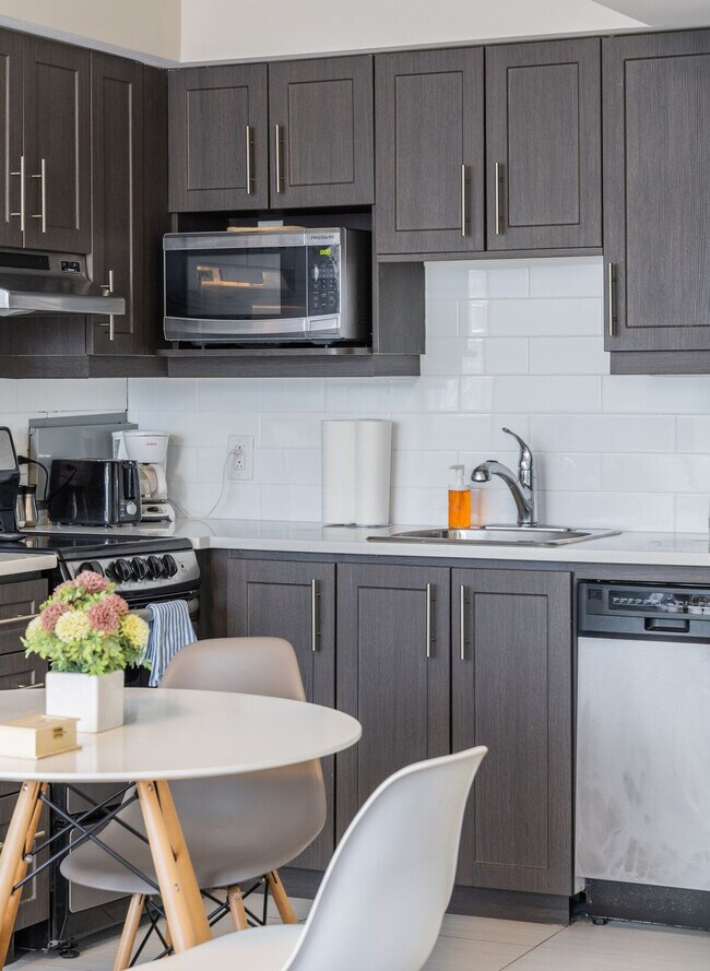 Building Photo - 1245 Rue Redpath-Crescent