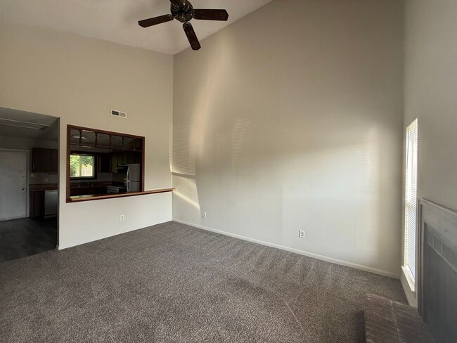 Building Photo - 212 Tamarack Ct