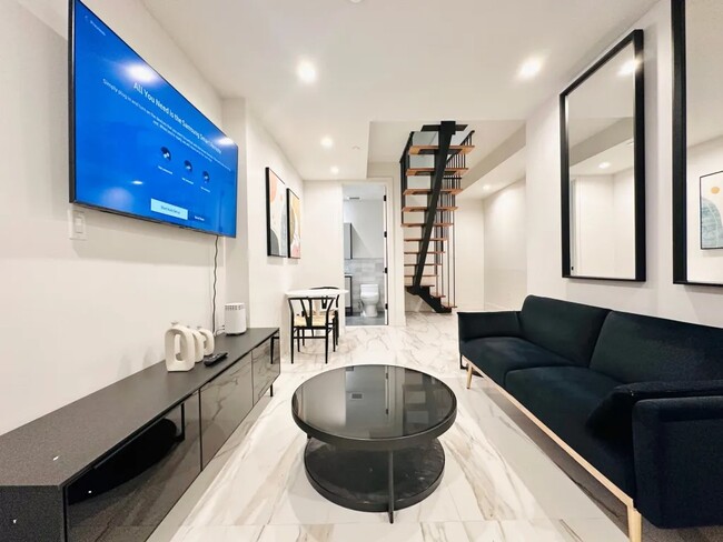 Foto del edificio - Furnished room/NOT APARTMENT