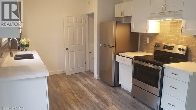 Building Photo - 203 Erb St E