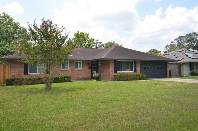 Building Photo - 9011 Theysen Dr