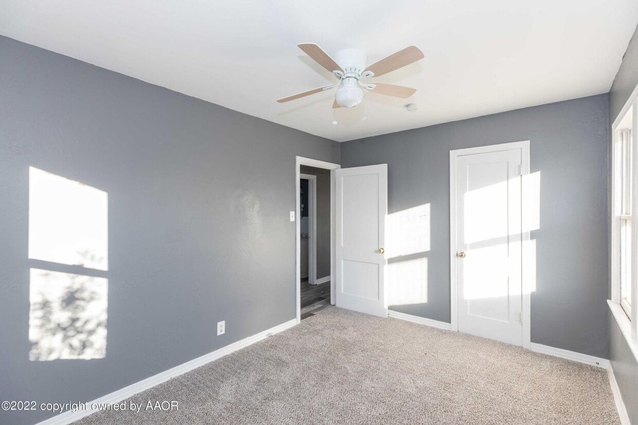 Building Photo - Updated and Move in ready! Fenced in frontyard