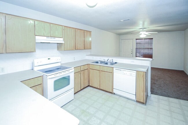 Building Photo - Spacious 3BR/2BA Fourplex with Private Backyard