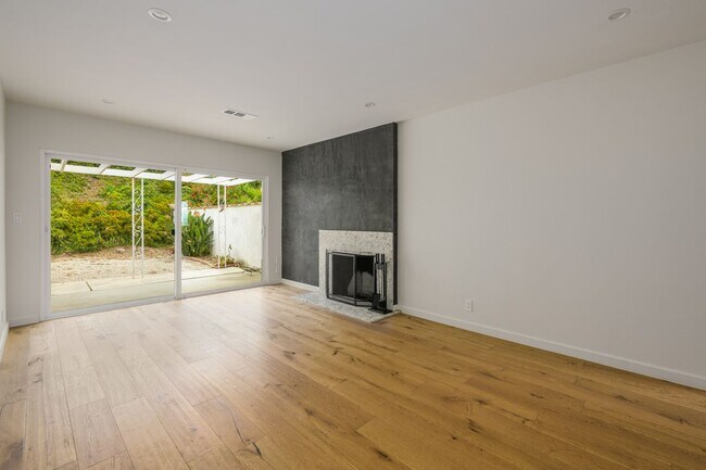 Foto del edificio - 7618 Birdview Avenue, UNIT 1