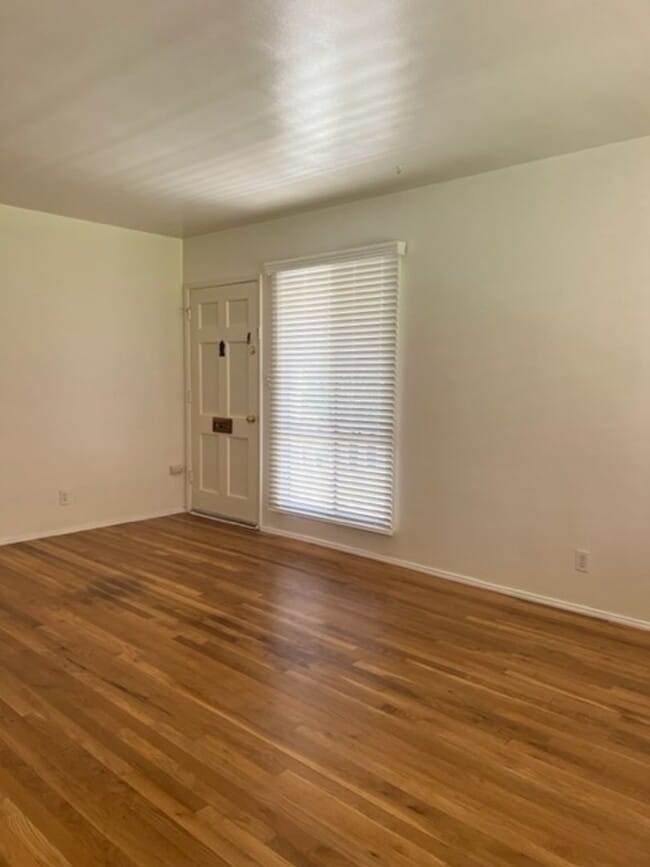 Foto del edificio - 2 Bedroom, 1 Bath Home with large yard in Lakewood