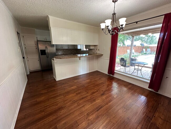 Foto del edificio - Southern Homes, 3 Bed, 2 Bath WITH Pool!