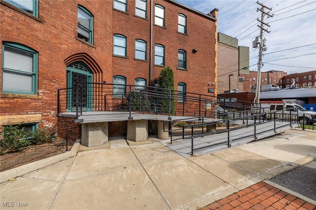 Building Photo - 1702 W 28th St