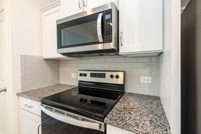 Building Photo - BEAUTIFUL 2 Bedroom Townhome in Midland Av...