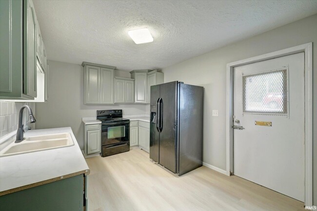 Building Photo - 4695 N State Rd 43