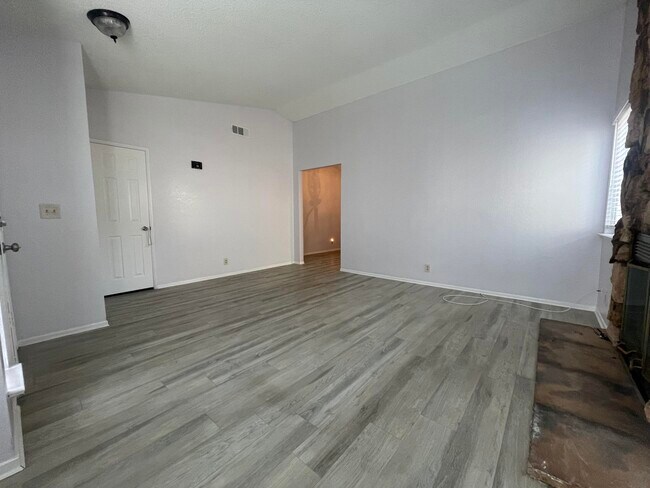 Building Photo - 2511 Emerald Ln