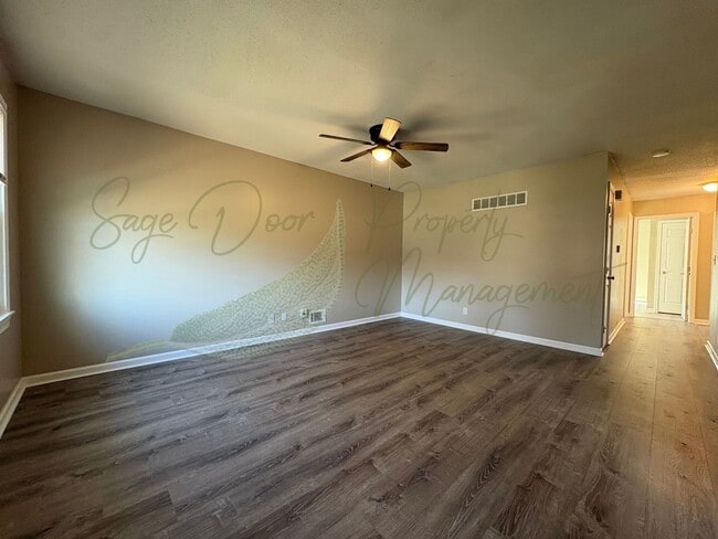 Building Photo - TOWNHOUSE IN BLUE SPRINGS!!!