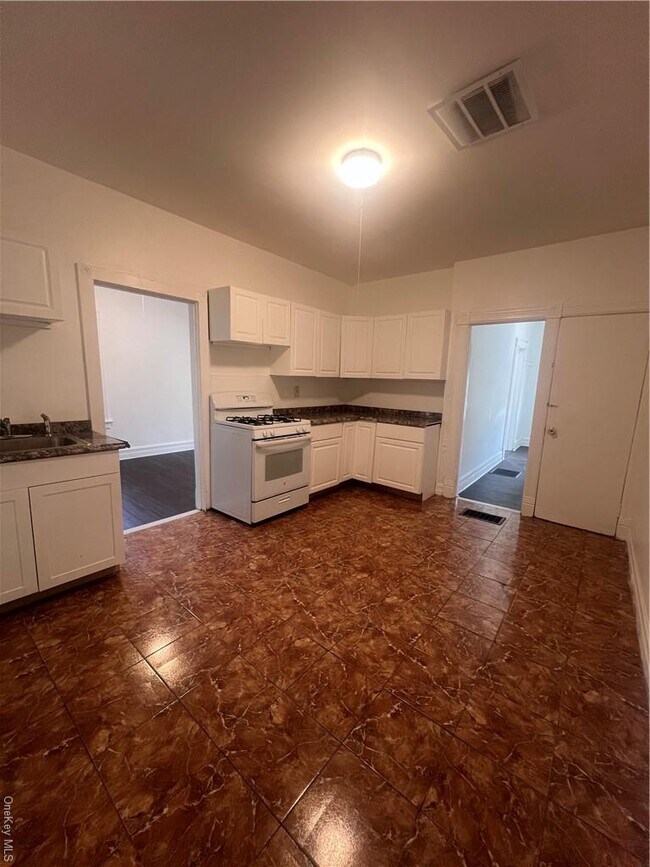 Building Photo - 202 South Ave