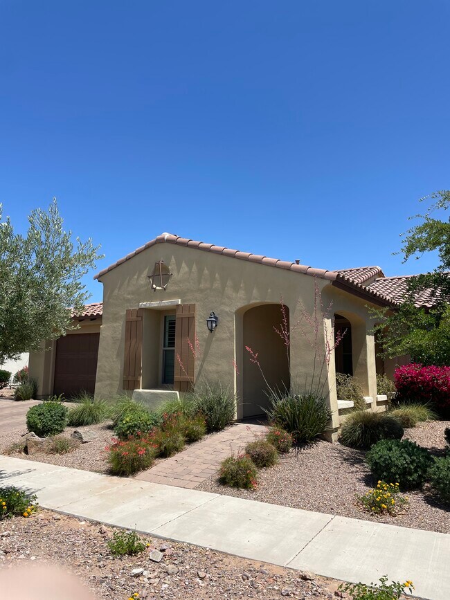 Building Photo - 5319 S Chatsworth