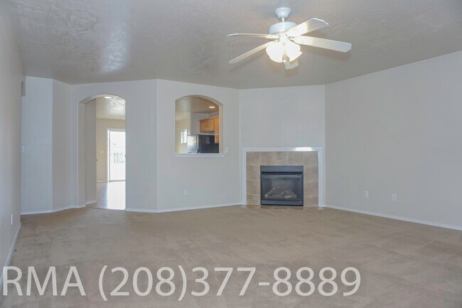 Foto del edificio - 6027 N Silver Maple Ave