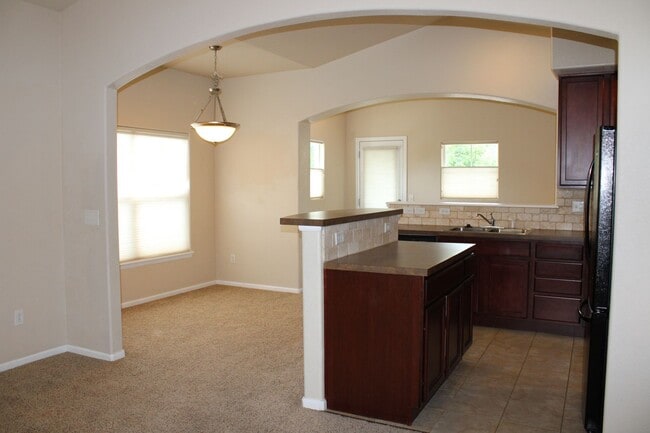 Building Photo - Beautiful 2 Bedroom Townhome